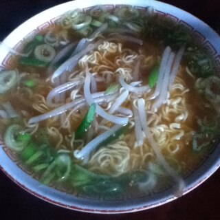 ゆずコショウ風味なモヤシとにんにくの芽のラーメン